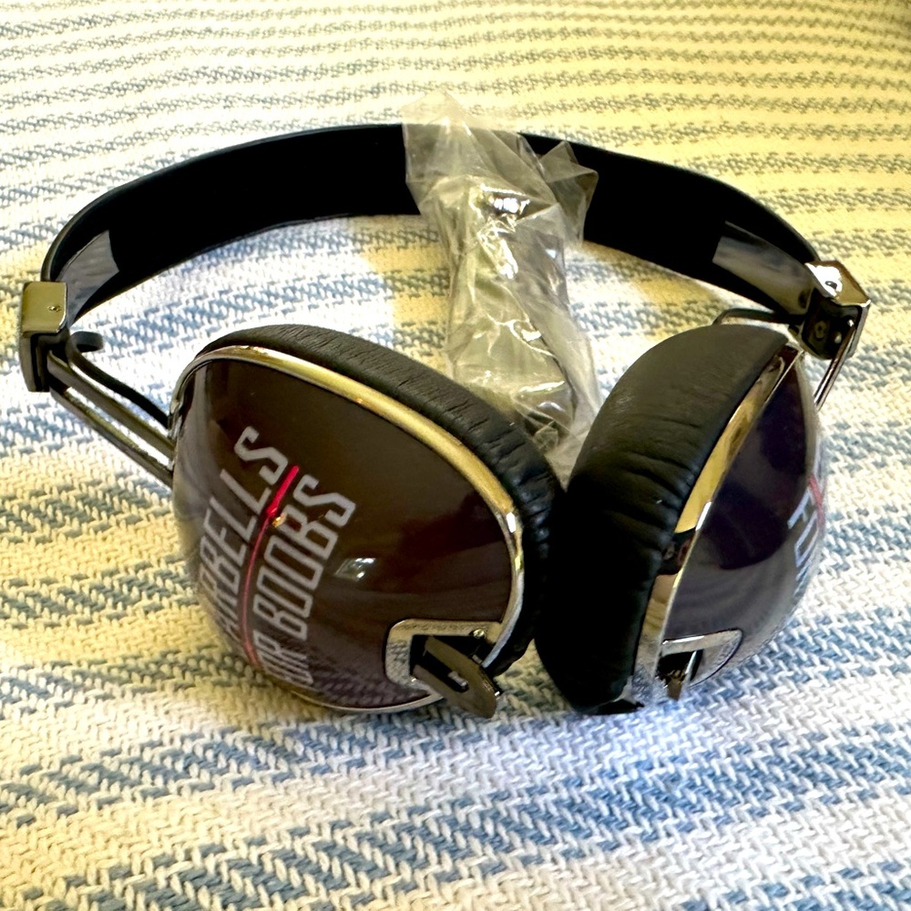 Skullcandy  special edition CrossFit Barbells for Boobs headphones over ear
